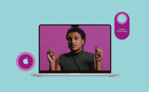 Auf dem Bild sieht man einen Laptop, auf dem eine Videovorschau zu sehen ist. Die Videovorschau zeigt eine Person die zwei Tracker ins Bild hält.