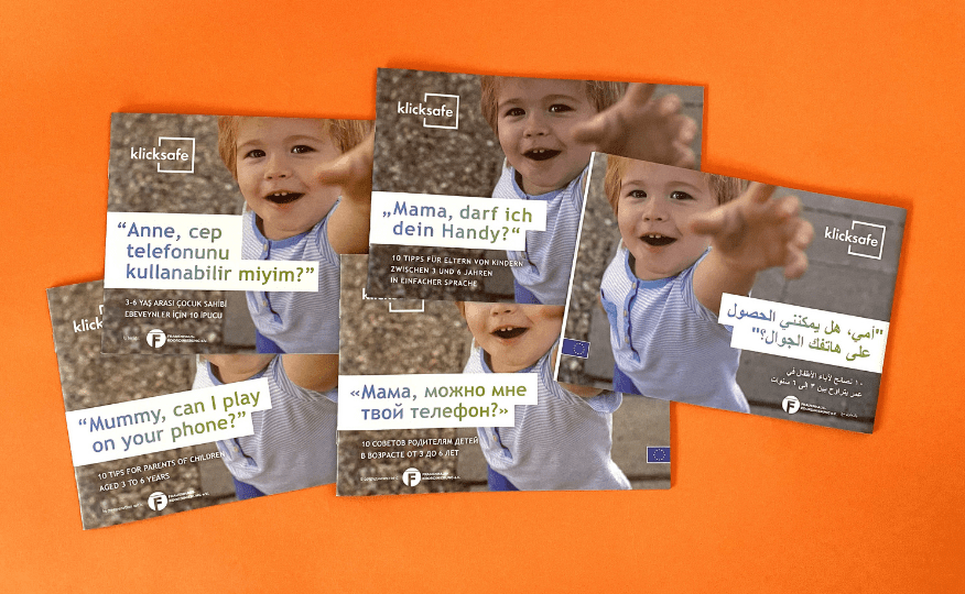 Mehrsprachige Flyer mit dem Titel 'Mummy, can I play on your phone?' und ähnlichen Fragen in verschiedenen Sprachen, jeweils mit dem Logo von klicksafe.